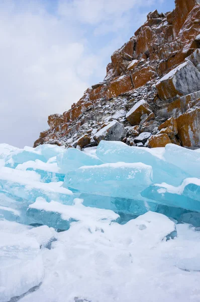 バイカル湖 シベリア ロシア モンゴルへ島の氷流れ山のビュー — ストック写真
