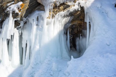 Baykal Gölü 'ndeki buz saçakları, Olkhon Adası, Sibirya, Rusya