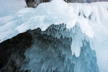 Baykal Gölü 'ndeki buz saçakları, Olkhon Adası, Sibirya, Rusya