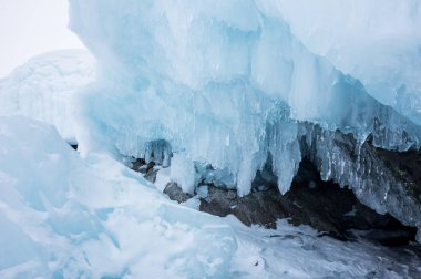 Kışın Deniz Baykal, en derin ve en büyük tatlı su Gölü yanında Güney Sibirya, Rusya'da bulunan güç dünyanın görünümü