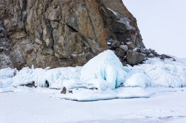 Kışın Deniz Baykal, en derin ve en büyük tatlı su Gölü yanında Güney Sibirya, Rusya'da bulunan güç dünyanın görünümü