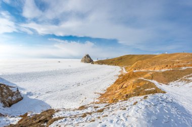 Rusya 'nın Sibirya eyaleti Baykal Gölü' ndeki Olkhon Adası 'ndaki Burhan Burnu (Şaman Kayası)