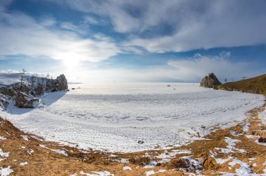 Rusya 'nın Sibirya eyaleti Baykal Gölü' ndeki Olkhon Adası 'ndaki Burhan Burnu (Şaman Kayası)
