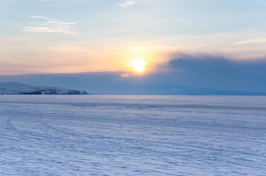 Kışın Deniz Baykal, en derin ve en büyük tatlı su Gölü yanında Güney Sibirya, Rusya'da bulunan güç dünyanın görünümü