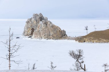 Rusya 'nın Sibirya eyaleti Baykal Gölü' ndeki Olkhon Adası 'ndaki Burhan Burnu (Şaman Kayası)