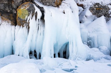 Buz sarkıtları görünümünü üzerinde Deniz Baykal, Sibirya, Rusya Federasyonu