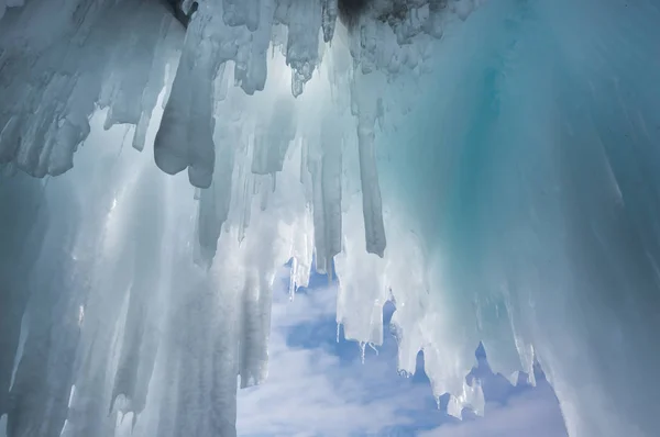 俄罗斯西伯利亚贝加尔湖上的冰柱景观 — 图库照片