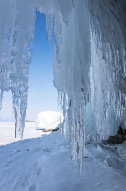 Buz sarkıtları görünümünü üzerinde Deniz Baykal, Sibirya, Rusya Federasyonu