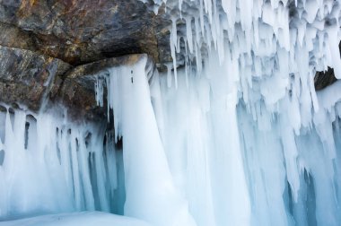 Buz sarkıtları görünümünü üzerinde Deniz Baykal, Sibirya, Rusya Federasyonu