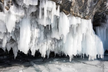 Buz sarkıtları görünümünü üzerinde Deniz Baykal, Sibirya, Rusya Federasyonu