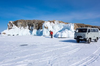 Deniz Baykal, Rusya - 07 Şubat 2017: sahil, Baykal Gölü, Sibirya, Rusya yürüyen turist