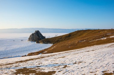 Rusya 'nın Sibirya eyaleti Baykal Gölü' ndeki Olkhon Adası 'ndaki Burhan Burnu (Şaman Kayası)