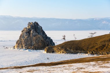 Rusya 'nın Sibirya eyaleti Baykal Gölü' ndeki Olkhon Adası 'ndaki Burhan Burnu (Şaman Kayası)