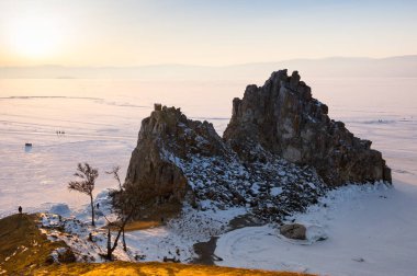 Rusya 'nın Sibirya eyaleti Baykal Gölü' ndeki Olkhon Adası 'ndaki Burhan Burnu (Şaman Kayası)
