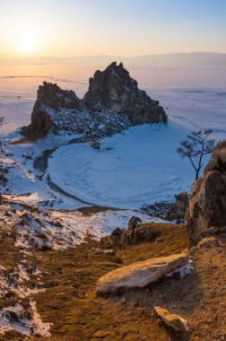 Rusya 'nın Sibirya eyaleti Baykal Gölü' ndeki Olkhon Adası 'ndaki Burhan Burnu (Şaman Kayası)