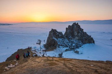 Rusya 'nın Sibirya eyaleti Baykal Gölü' ndeki Olkhon Adası 'ndaki Burhan Burnu (Şaman Kayası)
