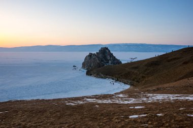 Rusya 'nın Sibirya eyaleti Baykal Gölü' ndeki Olkhon Adası 'ndaki Burhan Burnu (Şaman Kayası)