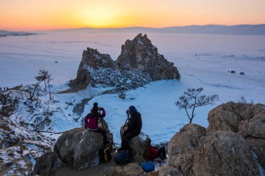 Rusya 'nın Sibirya eyaleti Baykal Gölü' ndeki Olkhon Adası 'ndaki Burhan Burnu (Şaman Kayası)
