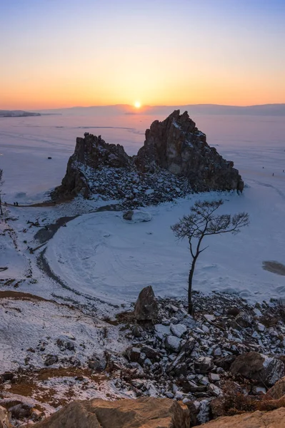 Rusya 'nın Sibirya eyaleti Baykal Gölü' ndeki Olkhon Adası 'ndaki Burhan Burnu (Şaman Kayası)