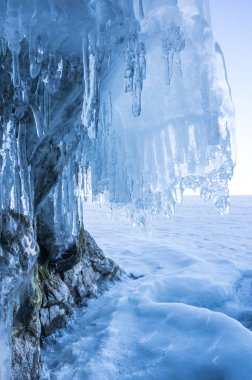 Buz sarkıtları görünümünü üzerinde Deniz Baykal, Sibirya, Rusya Federasyonu
