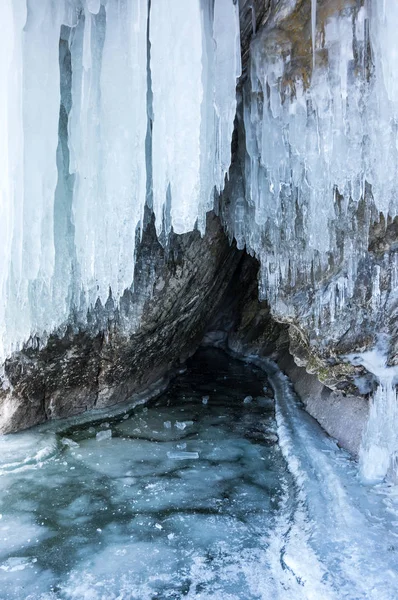 贝加尔湖的冰柱 — 图库照片