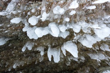 Buz sarkıtları görünümünü üzerinde Deniz Baykal, Sibirya, Rusya Federasyonu