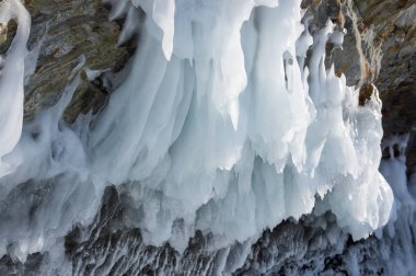 Buz sarkıtları görünümünü üzerinde Deniz Baykal, Sibirya, Rusya Federasyonu