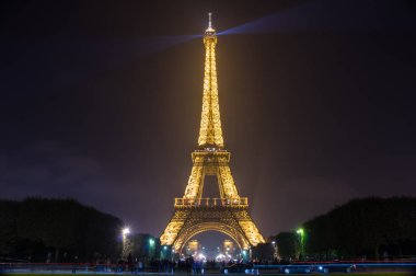 Eyfel Kulesi Paris, Fransa'da Champ de Mars bir dövme demir kafes kule olduğunu