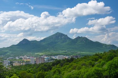 Beshtau bir izole beş kubbeli Magmatik Pyatigorsk Kuzey Kafkasya, Rusya'nın yakınındaki dağıdır