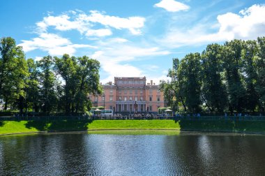 Saint-Petersburg, Rusya-10 Temmuz 2016: Mikhailovsky kale görünümü veya mühendisleri Kalesi, Saint-Petersburg, Rusya'nın tarihi merkezinde eski royal residence