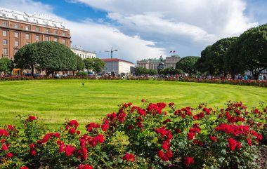 Saint - Petersburg, Rusya Federasyonu - 10 Temmuz 2016: Saint Petersburg, Rusya'nın Saint Isaac's kare bir büyük şehir kare Mariinsky Sarayı ve Saint Isaac's Katedrali arasında yayılan olduğunu
