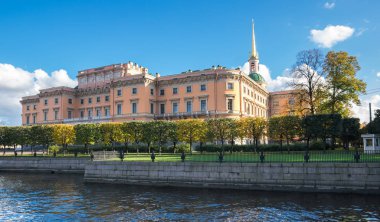 Mikhailovsky Kalesi ya da Mühendisler Kalesi manzarası, Rusya 'nın tarihi merkezi Saint-Petersburg' da eski kraliyet konutu.