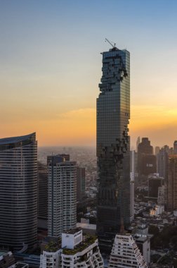 BANGKOK, THAILAND - 20 Ocak 2017: Tayland 'ın başkenti Bangkok' ta yer alan Silom / Sathon merkez ticaret bölgesinde bulunan MahaNakhon 'un (Tayland' ın en yüksek binası) manzarası