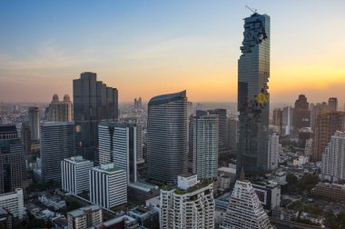 BANGKOK, THAILAND - 20 Ocak 2017: Tayland 'ın başkenti Bangkok' ta yer alan Silom / Sathon merkez ticaret bölgesinde bulunan MahaNakhon 'un (Tayland' ın en yüksek binası) manzarası