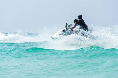 Pattaya, Tayland Tayland Körfezi'beach Ko Lan adada su scooter üzerinde kayak turist oteller