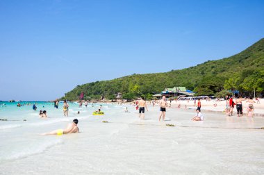 Pattaya, Tayland - 02 Şubat 2017: Rahatlatıcı turist beach Ko Lan Adası yakın Pattaya, Tayland Tayland Körfezi '