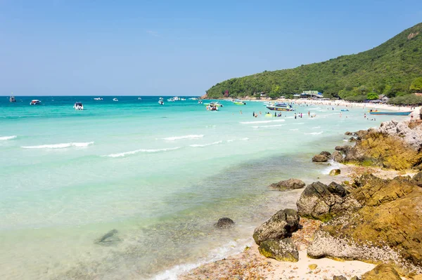 Pattaya Tailândia Fevereiro 2017 Turistas Relaxando Praia Ilha Lan Golfo — Fotografia de Stock