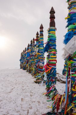 Ahşap ritüel ayağı renkli şeritler cape burhan, Deniz Baykal, Olkhon Adası, Sibirya, Rusya Federasyonu