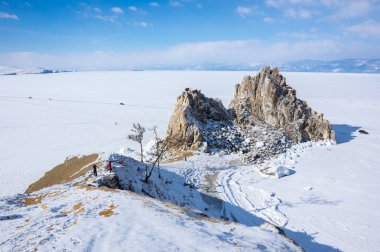 Rusya 'nın Sibirya eyaleti Baykal Gölü' ndeki Olkhon Adası 'ndaki Burhan Burnu (Şaman Kayası)