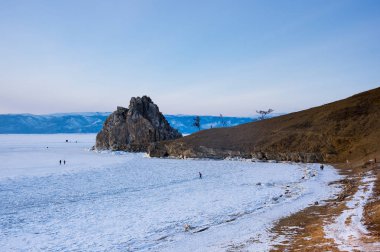 Rusya 'nın Sibirya eyaleti Baykal Gölü' ndeki Olkhon Adası 'ndaki Burhan Burnu (Şaman Kayası)