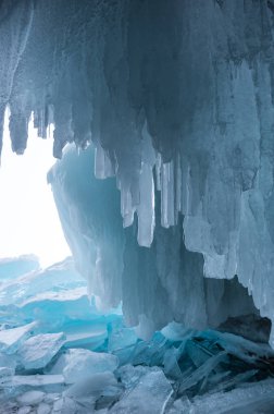 Baykal Gölü 'ndeki buz saçakları, Olkhon Adası, Sibirya, Rusya
