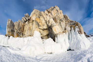 Rusya 'nın Sibirya eyaleti Baykal Gölü' ndeki Olkhon Adası 'ndaki Burhan Burnu (Şaman Kayası)