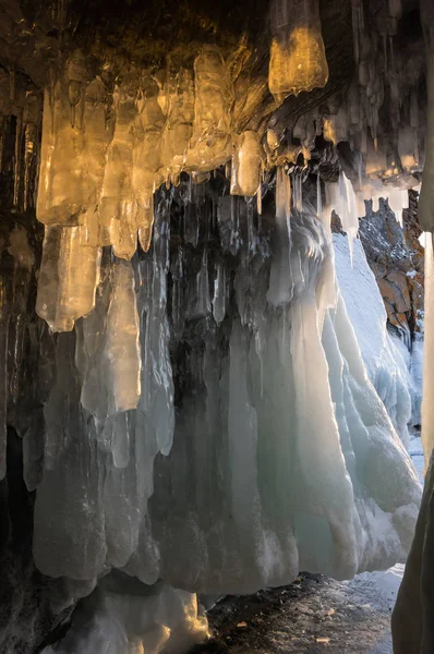 Jääluola Olkhon Islandilla Baikal Lakessa Siperiassa Venäjällä — kuvapankkivalokuva