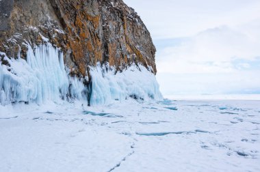 Kışın Deniz Baykal, en derin ve en büyük tatlı su Gölü yanında Güney Sibirya, Rusya'da bulunan güç dünyanın görünümü