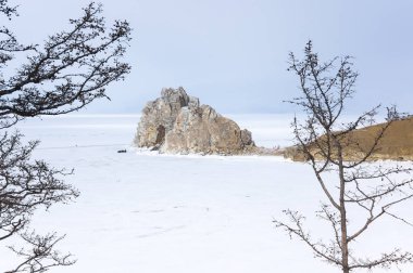 Rusya 'nın Sibirya eyaleti Baykal Gölü' ndeki Olkhon Adası 'ndaki Burhan Burnu (Şaman Kayası)