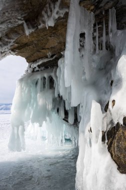 Buz sarkıtları görünümünü üzerinde Deniz Baykal, Sibirya, Rusya Federasyonu
