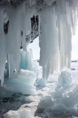 Buz sarkıtları görünümünü üzerinde Deniz Baykal, Sibirya, Rusya Federasyonu