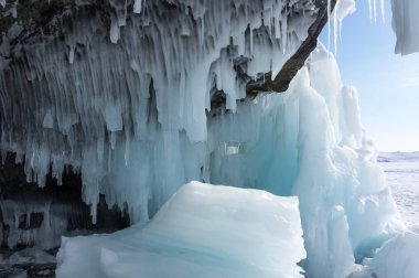 Buz sarkıtları görünümünü üzerinde Deniz Baykal, Sibirya, Rusya Federasyonu