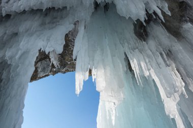 Buz sarkıtları görünümünü üzerinde Deniz Baykal, Sibirya, Rusya Federasyonu