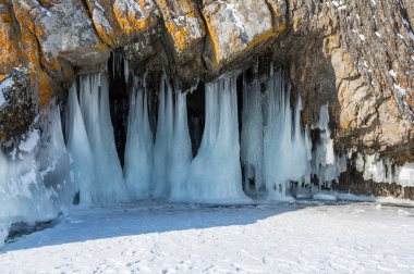 Buz sarkıtları görünümünü üzerinde Deniz Baykal, Sibirya, Rusya Federasyonu